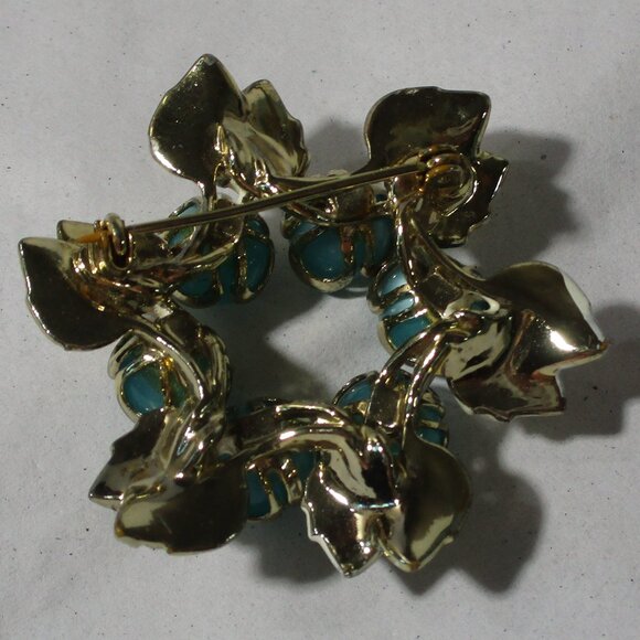 Stunning Vintage Wreath Round Pin with Green Cabochon Stones and Enameled Leaves - Picture 2 of 2